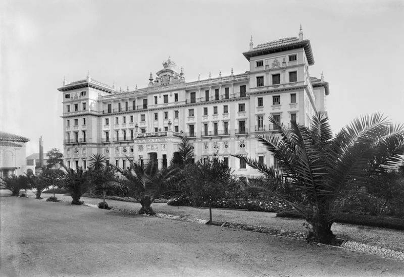 Vista del Hotel Príncipe de Asturias en la primera mitad del siglo XX. Denominado hoy como Gran Hotel Miramar (© Archivo Histórico de la Universidad de Málaga)