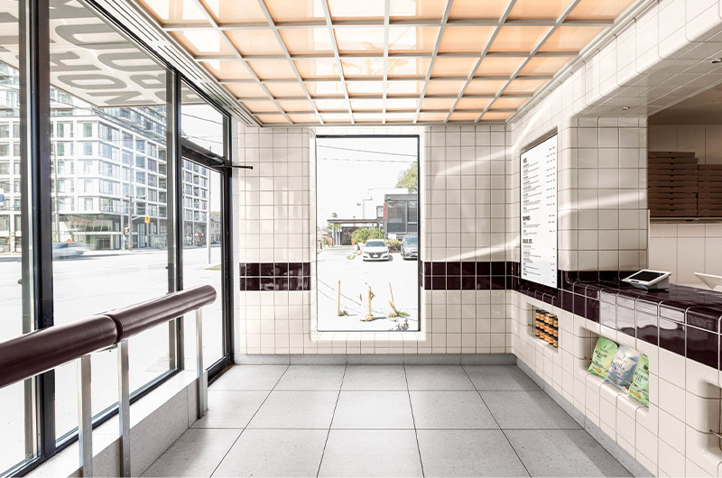 Arquitectura y Empresa, arquitectura, Canadá, Toronto, MRDK, restaurante, pizzeria, interiorismo, diseño interior, espacio comercial, diseño de interiores, proyectos de hostelería, azulejos, DTILE, diseño retro, Guillaume Menard, David Dworkind, retroiluminado, falso techo, decoración, madera, bar, inspiración italiana, italoamericano, dinner