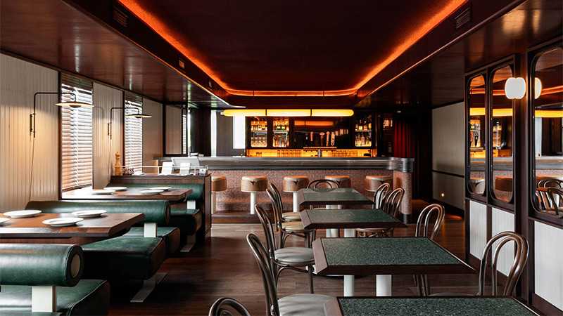 Arquitectura y Empresa, arquitectura, Canadá, Toronto, MRDK, restaurante, pizzeria, interiorismo, diseño interior, espacio comercial, diseño de interiores, proyectos de hostelería, azulejos, DTILE, diseño retro, Guillaume Menard, David Dworkind, retroiluminado, falso techo, decoración, madera, bar, inspiración italiana, italoamericano, dinner