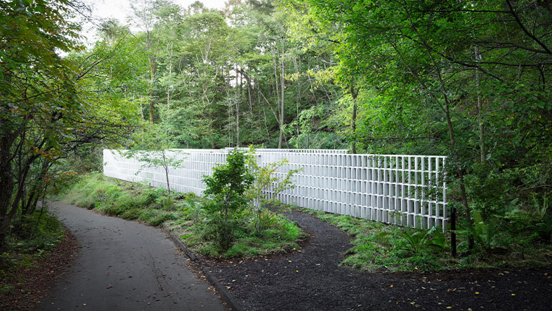 Arquitectura y Empresa, arquitectura, diseño de interiores, interiorismo, Nendo, Japón, Oki Sato, vivienda, unifamiliar, privacidad, hormigón, paneles de hormigón, Nagano, hormigón CO₂-SUICOM, Takumi Ota, Nagano, bosque, paisaje, apertura hacia el paisaje, integración con la naturaleza, solución arquitectónica, Block Wall House