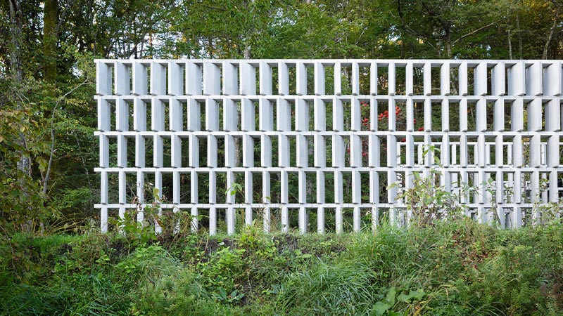 Arquitectura y Empresa, arquitectura, diseño de interiores, interiorismo, Nendo, Japón, Oki Sato, vivienda, unifamiliar, privacidad, hormigón, paneles de hormigón, Nagano, hormigón CO₂-SUICOM, Takumi Ota, Nagano, bosque, paisaje, apertura hacia el paisaje, integración con la naturaleza, solución arquitectónica, Block Wall House