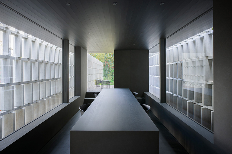 Arquitectura y Empresa, arquitectura, diseño de interiores, interiorismo, Nendo, Japón, Oki Sato, vivienda, unifamiliar, privacidad, hormigón, paneles de hormigón, Nagano, hormigón CO₂-SUICOM, Takumi Ota, Nagano, bosque, paisaje, apertura hacia el paisaje, integración con la naturaleza, solución arquitectónica, Block Wall House