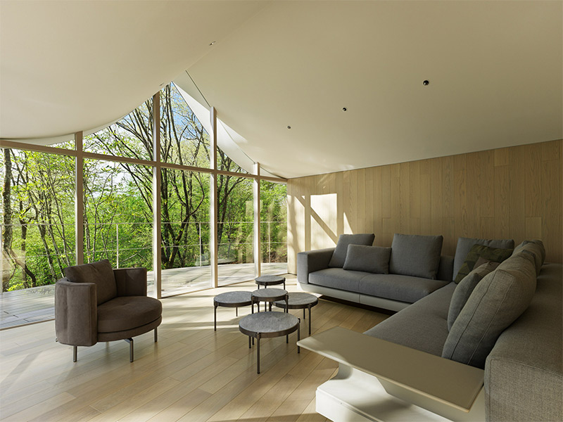 Arquitectura y Empresa, arquitectura, construcción, Japón, Japan, Nendo, vivienda, unifamiliar, casa en el bosque, naturaleza, arquitectura japonesa, Masahiro Ohgami, Hand in Hand House, Karuizawa, espacios independientes, interiorismo, diseño de interiores, casa, arquitectura residencial, casa familiar, madera, materiales naturales, minimalismo, diseño minimalista, materiales de construcción