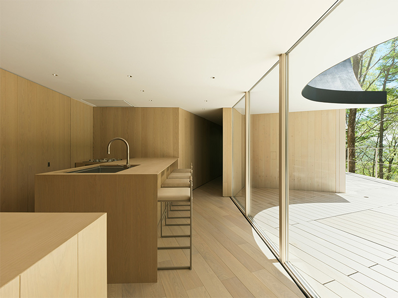 Arquitectura y Empresa, arquitectura, construcción, Japón, Japan, Nendo, vivienda, unifamiliar, casa en el bosque, naturaleza, arquitectura japonesa, Masahiro Ohgami, Hand in Hand House, Karuizawa, espacios independientes, interiorismo, diseño de interiores, casa, arquitectura residencial, casa familiar, madera, materiales naturales, minimalismo, diseño minimalista, materiales de construcción