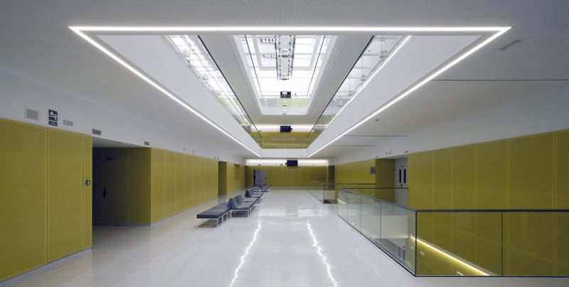 arquitectura escuela universitaria de osuna pasillos interiores distribuidores doble altura
