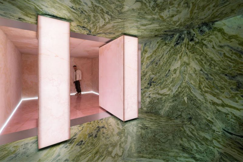 Interior de la exposición "Beyond the Surface" en el Fuori Salone 2023 en Milán