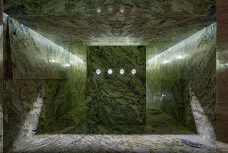 Interior de la exposición "Beyond the Surface" en el Fuorisalone 2023 en Milán