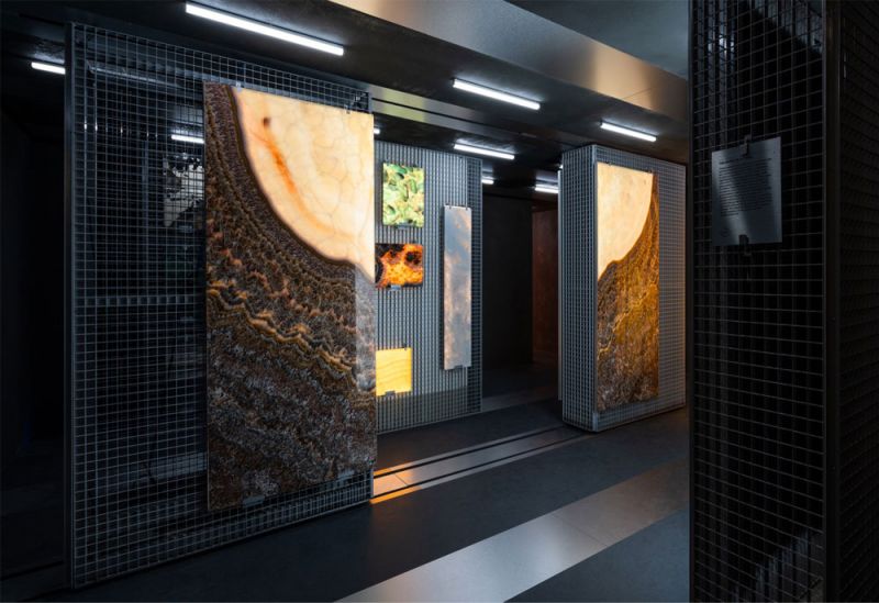 Interior de la exposición "Beyond the Surface" en el Fuorisalone 2023 en Milán