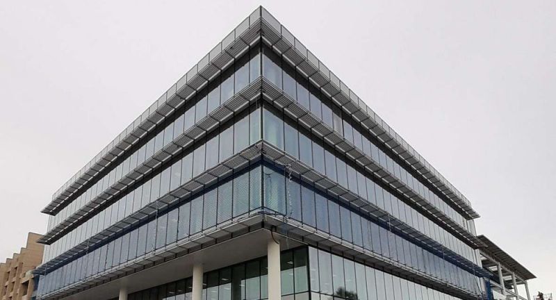 Edificio de oficinas con fachada acristalada