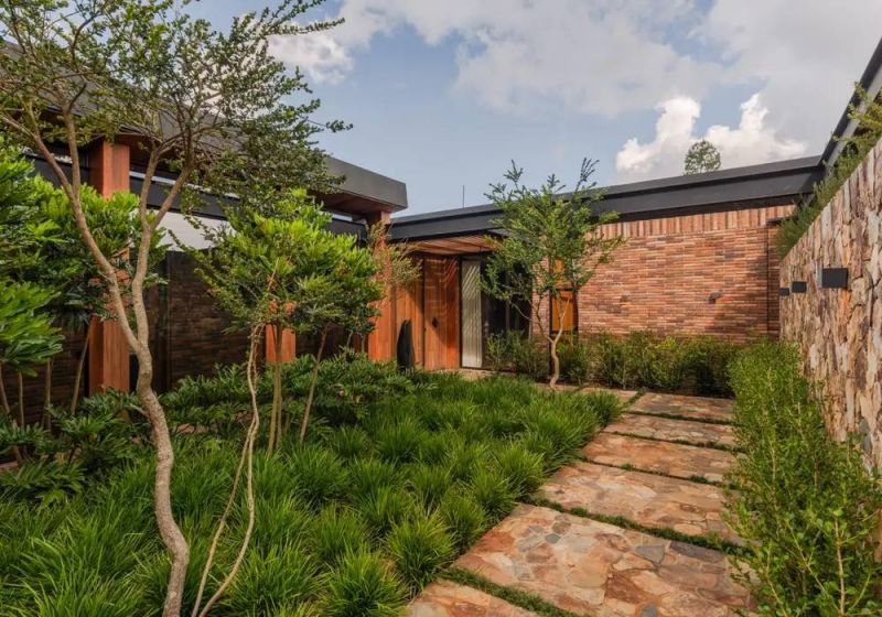 Patio del ingreso principal de la Casa E + A