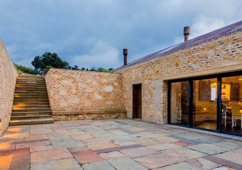 Patio y escaleras hacia la montaña de la Casa Amangiri