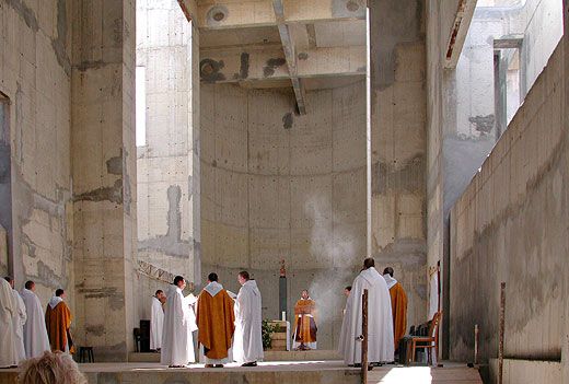 ritual en el altar de la iglesia en obras