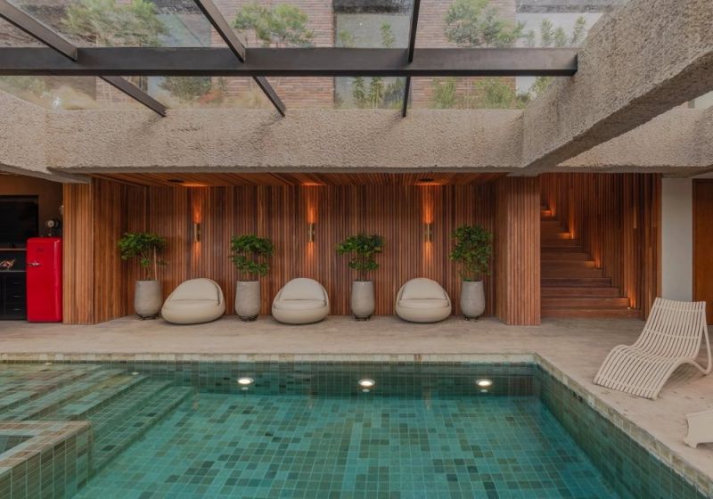 Piscina y escaleras de la Casa E + A