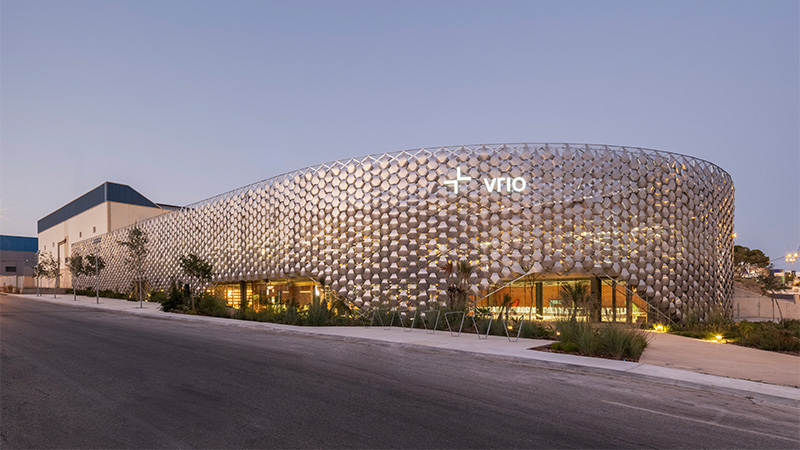 Arquitectura y Empresa, arquitectura, Mapei, Santa+Cruz Arquitectura, Murcia, España, Premio Mapei, arquitectura sostenible, economía circular, Green Building Council España, sede de VRIO, polígono industrial, eficiencia energética, arquitectura corporativa, calidad de vida, espacios de trabajo, luz natural, calidad del aire, fachada bioclimática, ventilación cruzada, construcción ecológica, sostenibilidad