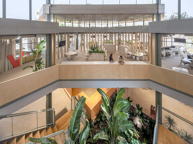 Arquitectura y Empresa, arquitectura, Mapei, Santa+Cruz Arquitectura, Murcia, España, Premio Mapei, arquitectura sostenible, economía circular, Green Building Council España, sede de VRIO, polígono industrial, eficiencia energética, arquitectura corporativa, calidad de vida, espacios de trabajo, luz natural, calidad del aire, fachada bioclimática, ventilación cruzada, construcción ecológica, sostenibilidad