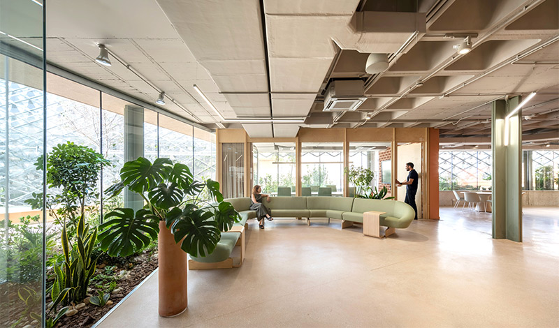 Arquitectura y Empresa, arquitectura, Mapei, Santa+Cruz Arquitectura, Murcia, España, Premio Mapei, arquitectura sostenible, economía circular, Green Building Council España, sede de VRIO, polígono industrial, eficiencia energética, arquitectura corporativa, calidad de vida, espacios de trabajo, luz natural, calidad del aire, fachada bioclimática, ventilación cruzada, construcción ecológica, sostenibilidad