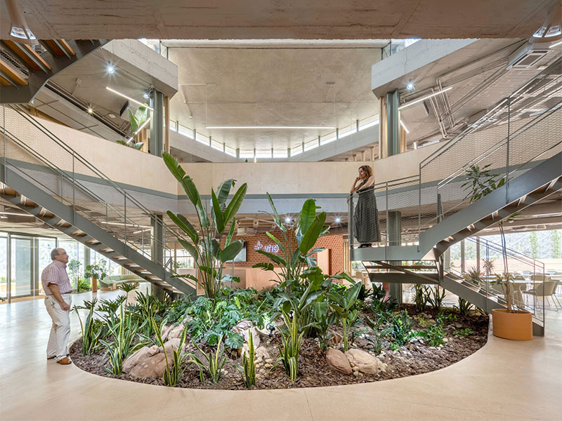 Arquitectura y Empresa, arquitectura, Mapei, Santa+Cruz Arquitectura, Murcia, España, Premio Mapei, arquitectura sostenible, economía circular, Green Building Council España, sede de VRIO, polígono industrial, eficiencia energética, arquitectura corporativa, calidad de vida, espacios de trabajo, luz natural, calidad del aire, fachada bioclimática, ventilación cruzada, construcción ecológica, sostenibilidad