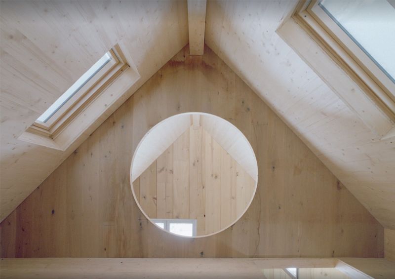 Imagen del interior de madera de la casa