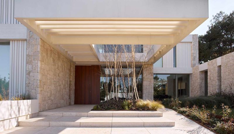 Imagen del exterior y su voladizo de entrada