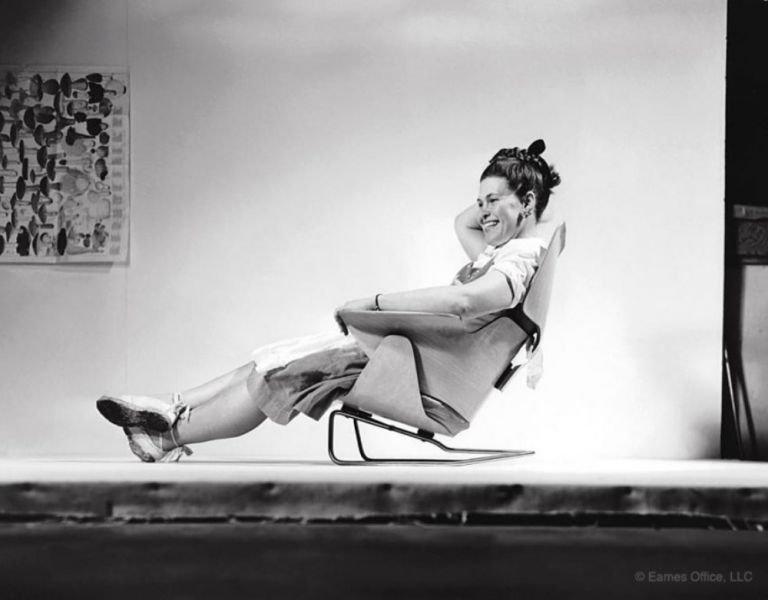 Ray Eames sentada en la silla Long Chair and Ottoman 