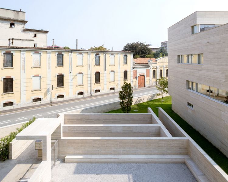 Vista del complejo residencial desde su fachada en via Roma que dialoga con el edificio histórico Manifattura Borgomaneri