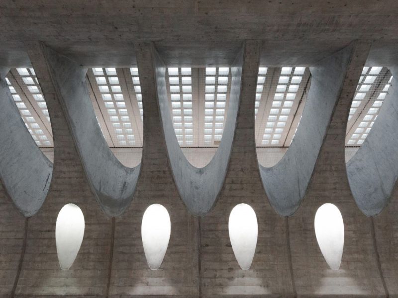 Lucernario transitable del pasaje inferior entre las vigas de hormigón