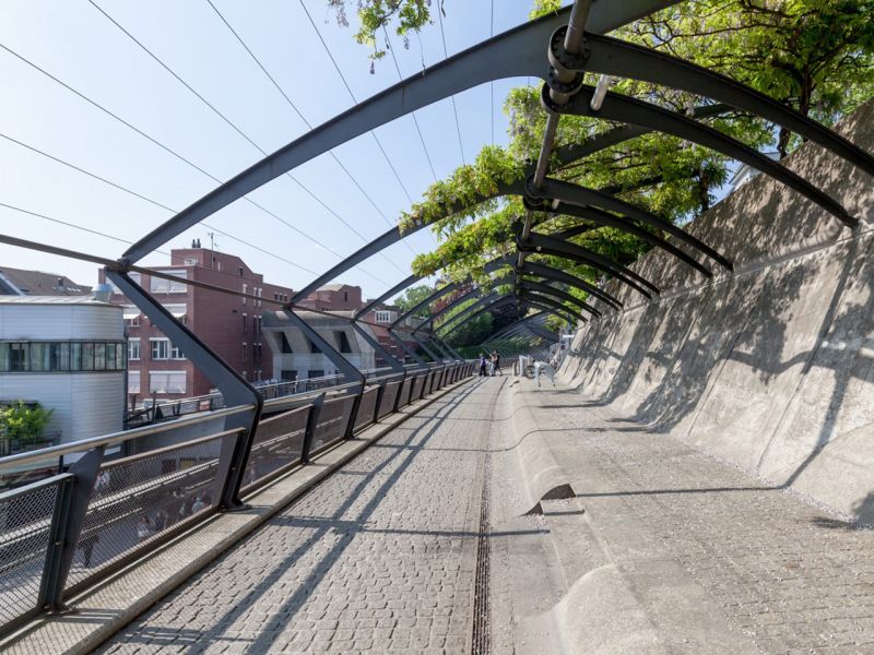 Paseo superior a través de los tirantes de acero