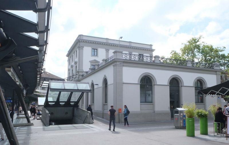 Vista de las entradas laterales al espacio inferior