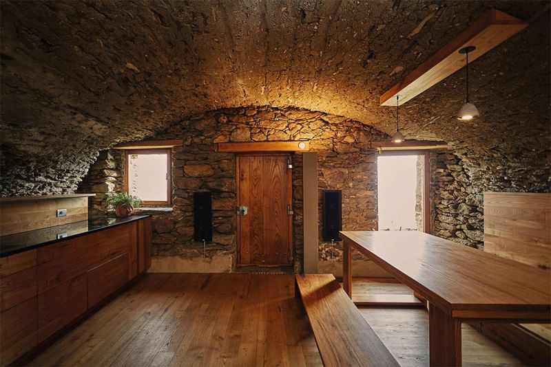 Imagen de la planta baja cubierta con bóveda de piedra, zona de cocina y comedor
