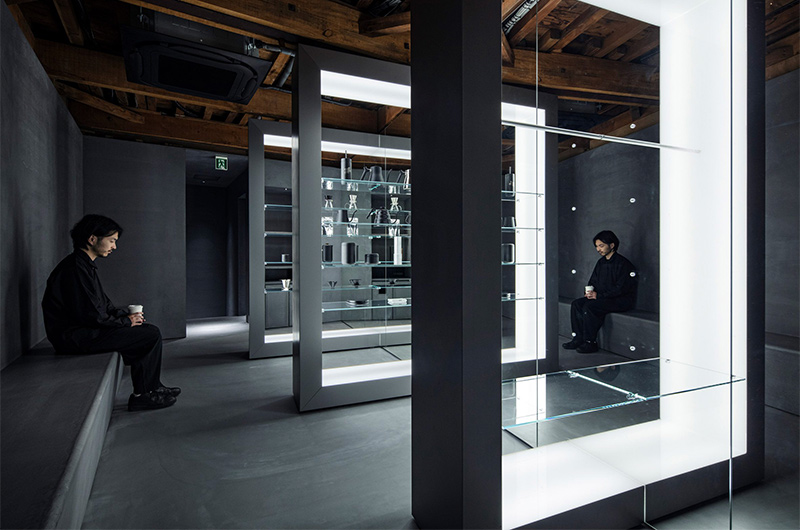 Arquitectura y Empresa, arquitectura, TEKI DESIGN, Kenta Hasegawa , Japan, Japón, Kyoto, cafetería, café, interiorismo, diseño interior, diseño de interiores, espacio comercial, autoservicio, Kioto, hostelería, arquitectura comercial, retroiluminación, sostenibilidad, espacio multifuncional, espacio flexible