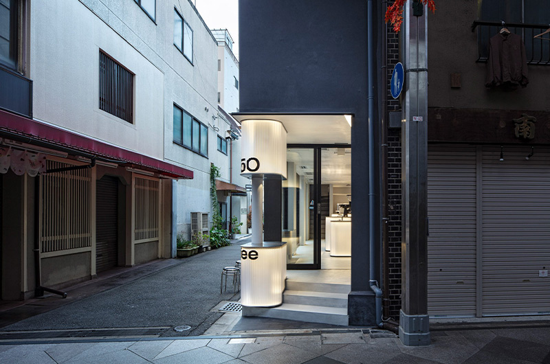 Arquitectura y Empresa, arquitectura, TEKI DESIGN, Kenta Hasegawa , Japan, Japón, Kyoto, cafetería, café, interiorismo, diseño interior, diseño de interiores, espacio comercial, autoservicio, Kioto, hostelería, arquitectura comercial, retroiluminación, sostenibilidad, espacio multifuncional, espacio flexible