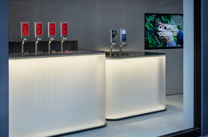 Arquitectura y Empresa, arquitectura, TEKI DESIGN, Kenta Hasegawa , Japan, Japón, Kyoto, cafetería, café, interiorismo, diseño interior, diseño de interiores, espacio comercial, autoservicio, Kioto, hostelería, arquitectura comercial, retroiluminación, sostenibilidad, espacio multifuncional, espacio flexible