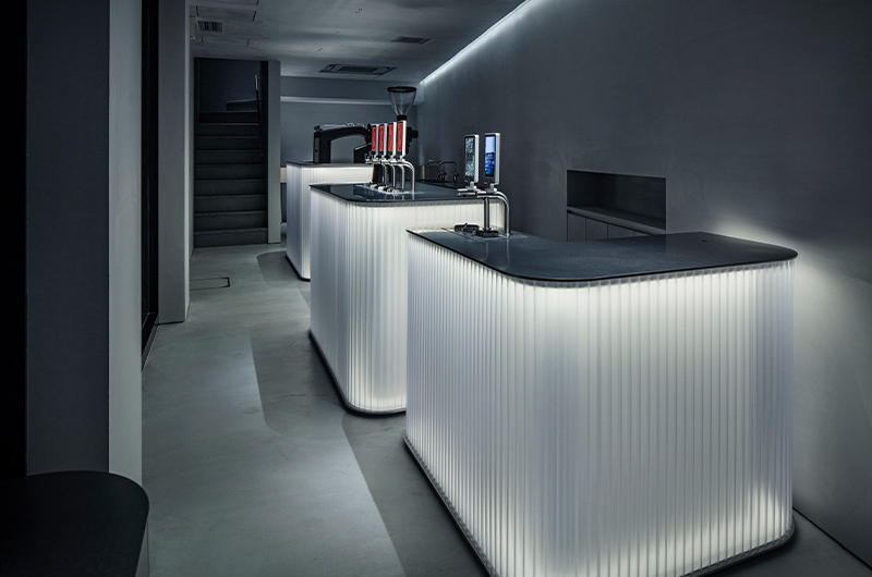 Arquitectura y Empresa, arquitectura, TEKI DESIGN, Kenta Hasegawa , Japan, Japón, Kyoto, cafetería, café, interiorismo, diseño interior, diseño de interiores, espacio comercial, autoservicio, Kioto, hostelería, arquitectura comercial, retroiluminación, sostenibilidad, espacio multifuncional, espacio flexible
