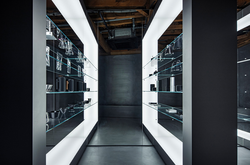 Arquitectura y Empresa, arquitectura, TEKI DESIGN, Kenta Hasegawa , Japan, Japón, Kyoto, cafetería, café, interiorismo, diseño interior, diseño de interiores, espacio comercial, autoservicio, Kioto, hostelería, arquitectura comercial, retroiluminación, sostenibilidad, espacio multifuncional, espacio flexible