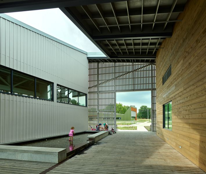 arquitectura_y_empresa_thaden school_patio exterior