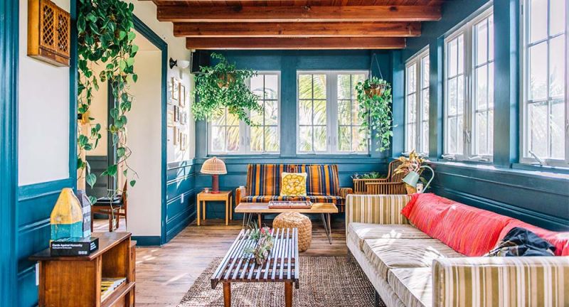 Salón interior con mobiliario colorido y plantas
