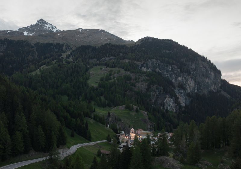 La torre iluminada en el valle
