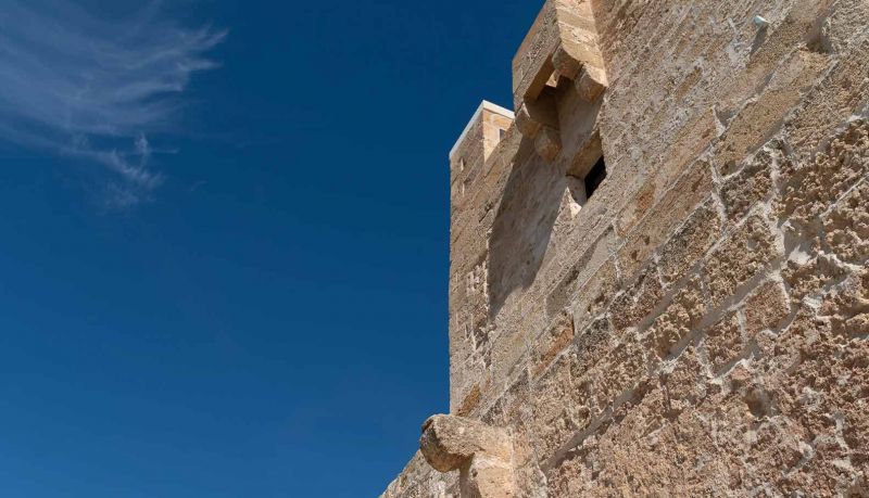 Imagen de detalle de la fachada de la Torre Santo Cotrubbo