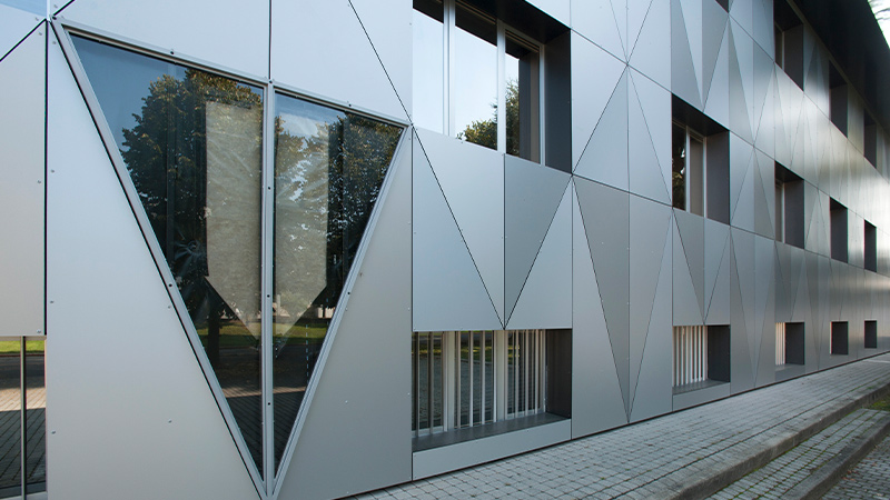 Arquitectura y Empresa, arquitectura, construcción, materiales de construcción, TRESPA, aislamiento térmico, fachada ventilada, fachadas, aislamiento, materiales para fachada, materiales exteriores, paneles Trespa, Arpa Industriale, eficiencia energética, sostenibilidad, arquitectura sostenible, materiales sostenibles, paneles Trespa® Meteon®