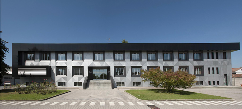 Arquitectura y Empresa, arquitectura, construcción, materiales de construcción, TRESPA, aislamiento térmico, fachada ventilada, fachadas, aislamiento, materiales para fachada, materiales exteriores, paneles Trespa, Arpa Industriale, eficiencia energética, sostenibilidad, arquitectura sostenible, materiales sostenibles, paneles Trespa® Meteon®