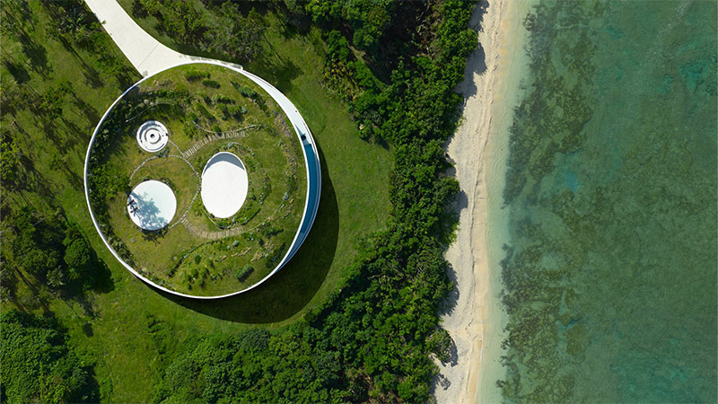 Arquitectura y Empresa, arquitectura, Japón, Japan, villa, casa de vacaciones, playa, Sou Fujimoto, diseño interior, interiorismo, arquitectura orgánica, vivienda de alquiler, hotel, mar, isla, arquitectura costera, integración con naturaleza, Not A Hotel, New Color Studio, materiales de construcción, minimalismo, diseño minimalista, diseño de interiores, piscina, arquitectura orgánica, arquitectura minimalista