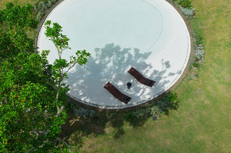 Arquitectura y Empresa, arquitectura, Japón, Japan, villa, casa de vacaciones, playa, Sou Fujimoto, diseño interior, interiorismo, arquitectura orgánica, vivienda de alquiler, hotel, mar, isla, arquitectura costera, integración con naturaleza, Not A Hotel, New Color Studio, materiales de construcción, minimalismo, diseño minimalista, diseño de interiores, piscina, arquitectura orgánica, arquitectura minimalista