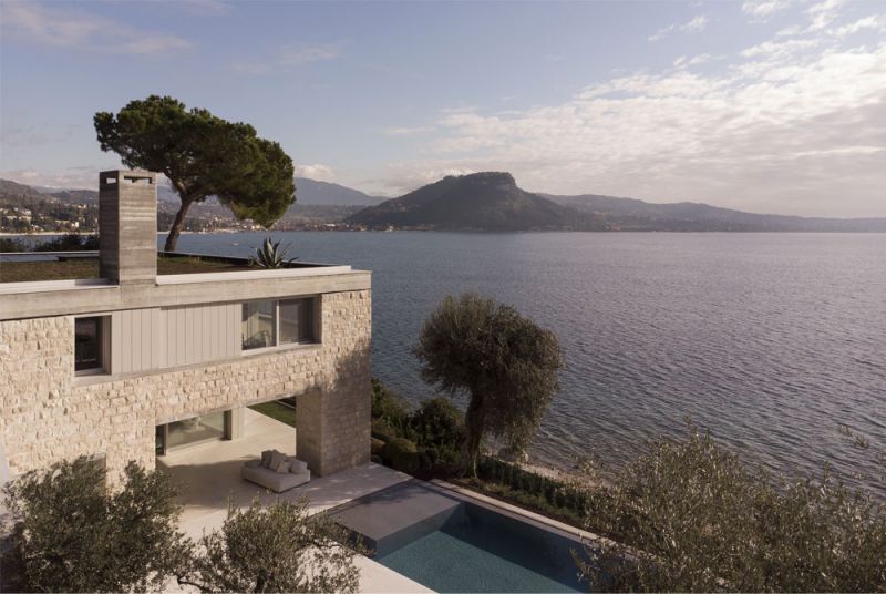 La villa Tarika insertada en el paisaje del Lago de Garda