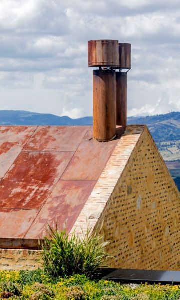Cubierta inclinada y chimenea de la Casa Amangiri