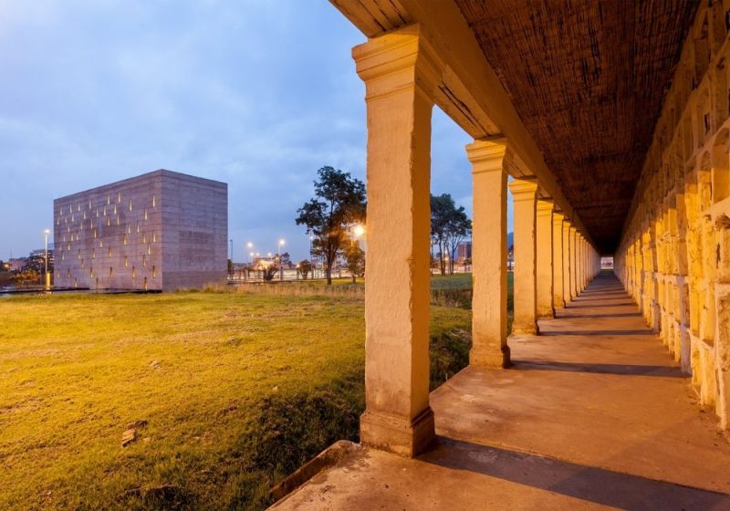 Vista del Centro de Memoria, Paz y Reconciliación desde el Cementerio Central