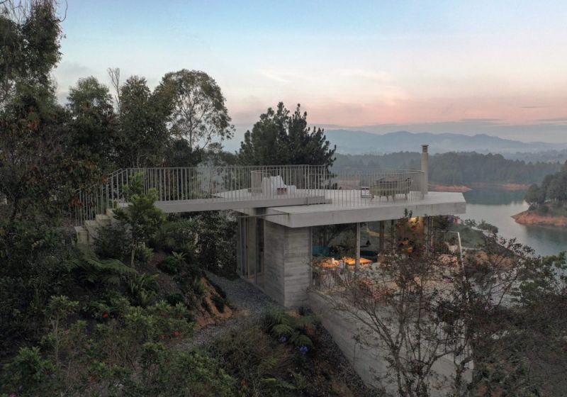 Vista general suroriental de la Casa de Concreto