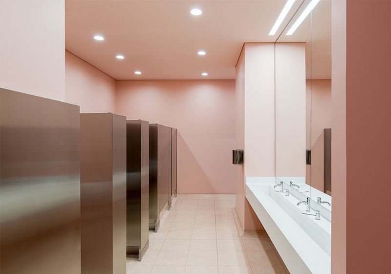 Vista interna de baño para mujeres y el manejo del código de los colores del GCB Arena