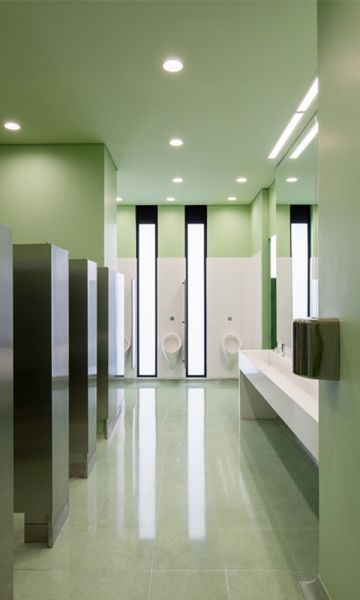 Vista interna de baño para hombres y el manejo del código de los colores del GCB Arena
