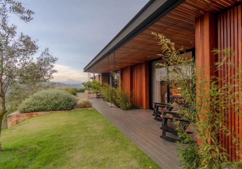 Vista en perspectiva de la fachada de las habitaciones de la Casa E + A