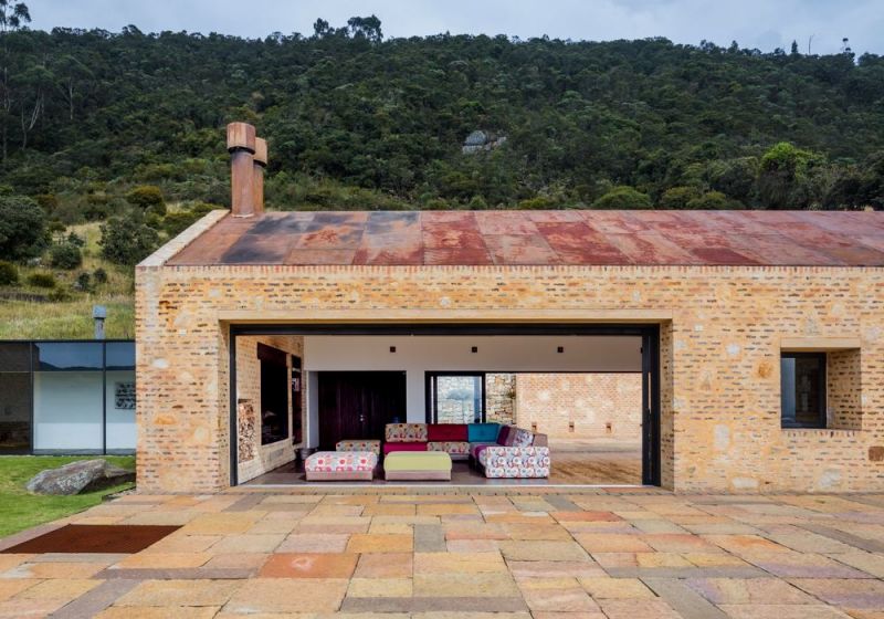 Vista de la sala desde la fachada occidental de la Casa Amangiri